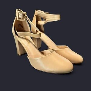 Women's Size 11 Dream Pairs Beige Heels